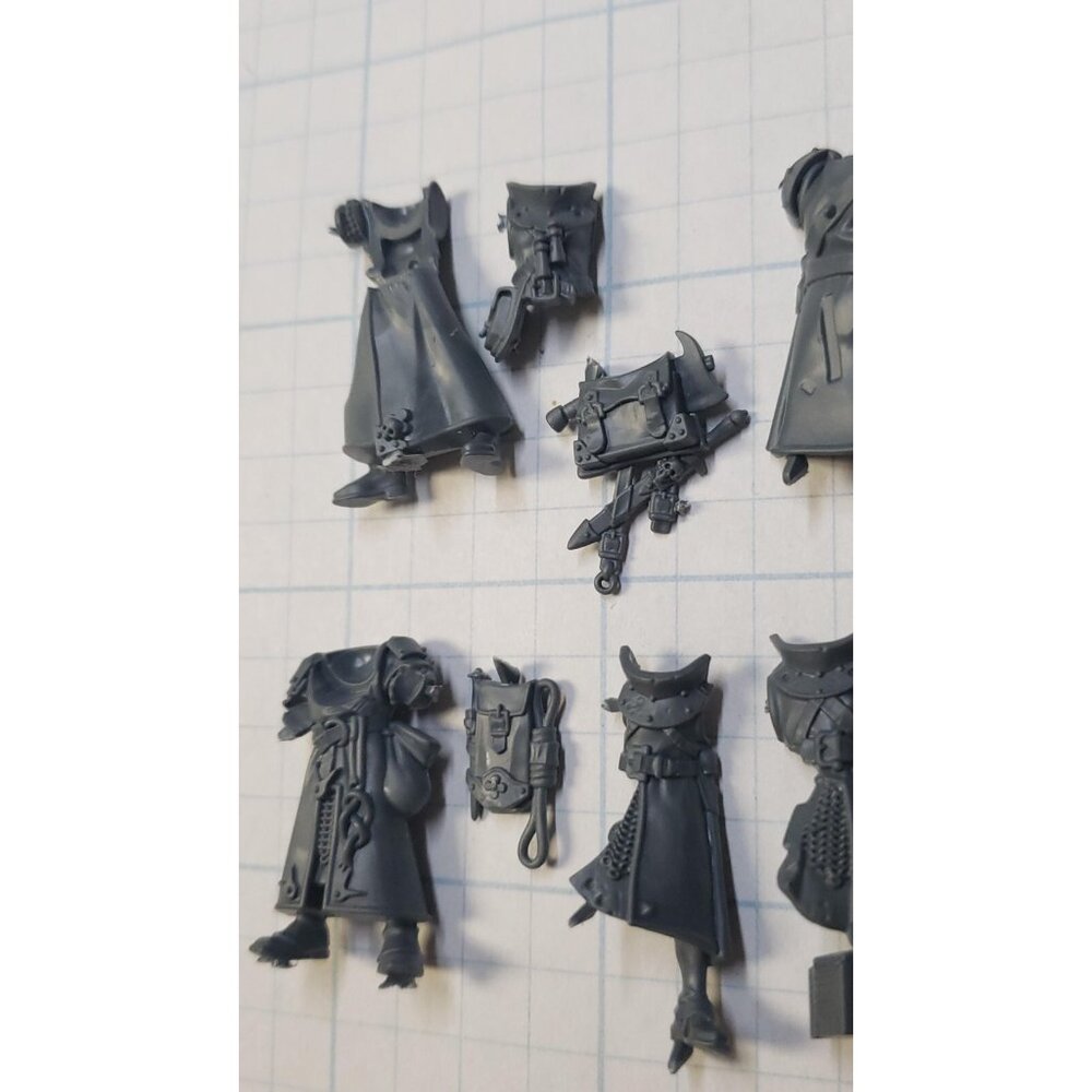 Warhammer Cities of Sigmar Bits Freeguild Fusiliers Robed Torsos & Legs Set x5 B - Picture 5 of 6
